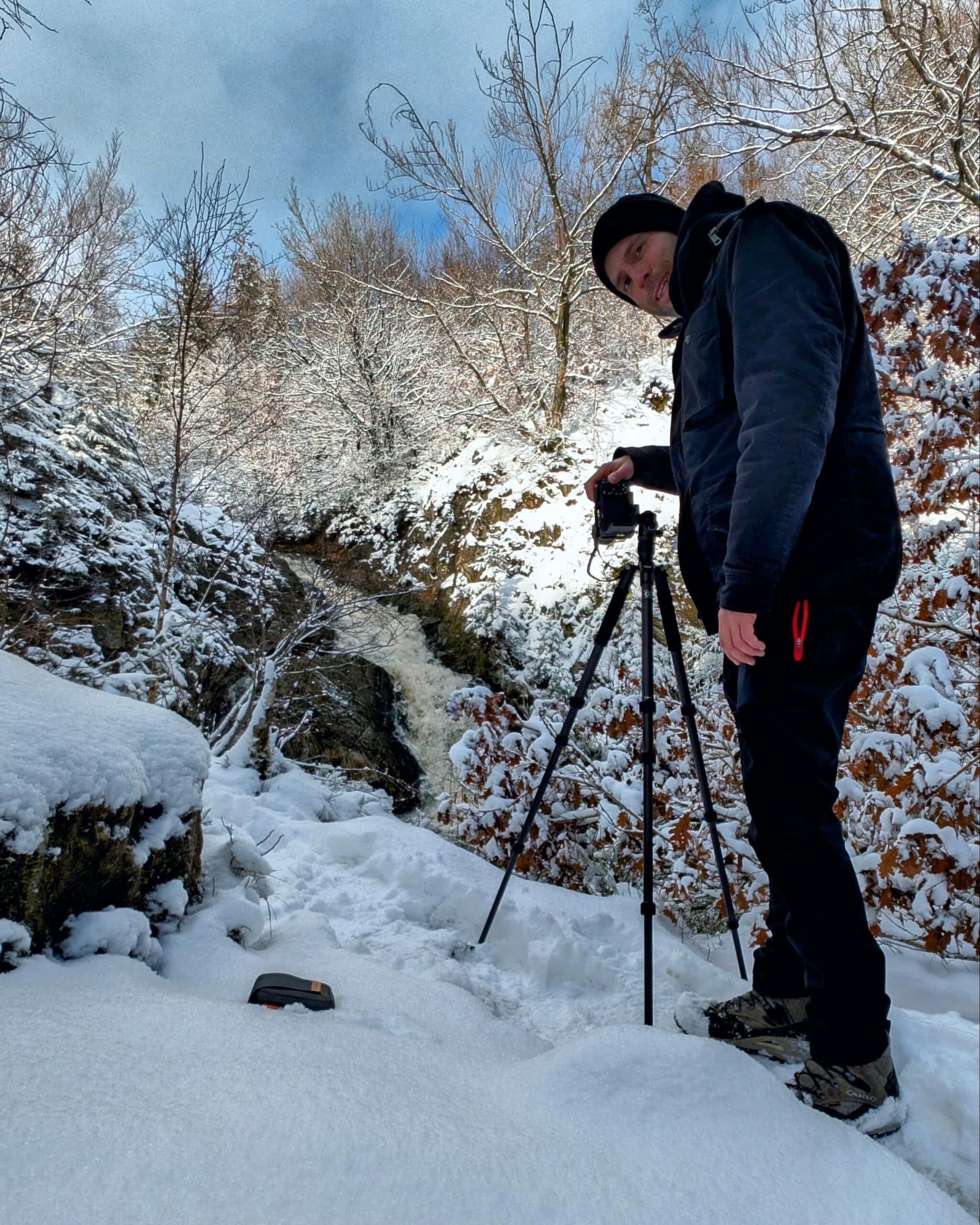 Roger Rottland am Wasserfall beim Fotografieren Roger Rottland am Wasserfall beim Fotografieren